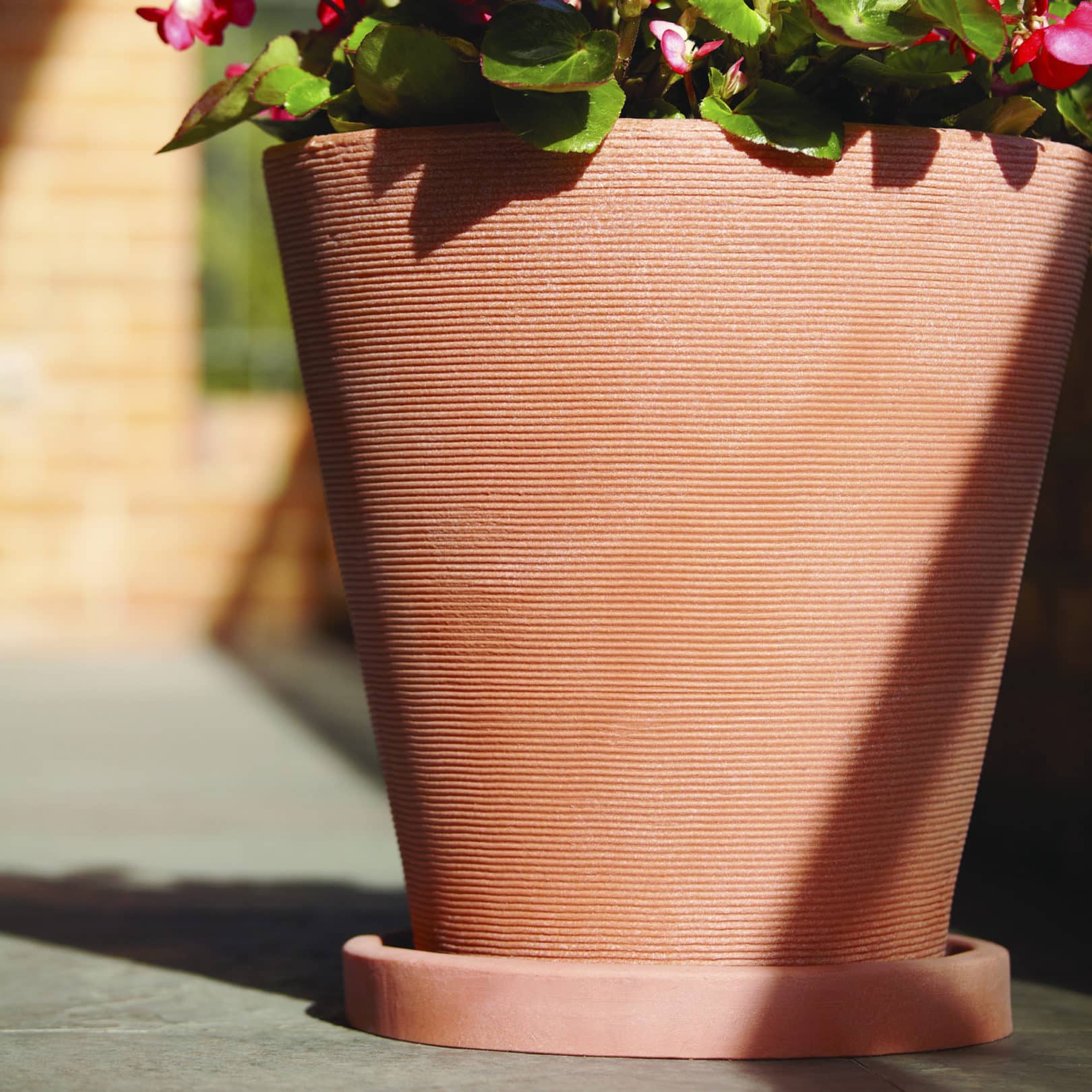 planter with universal round saucer